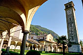 Chiavenna - il portico della Collegiata di S. Lorendzo e l'alta torre campanaria (1603). 